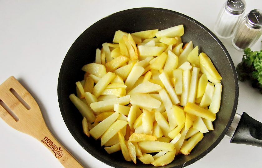 1. Этап. Запеканка Жульен: Обжарьте в небольшом количестве растительного масла почти до готовности. В конце добавьте соль по вкусу.