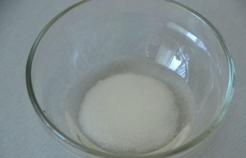 1. Этап. Битые огурцы по-китайски: Залейте сахар уксусом и размешайте до растворения.