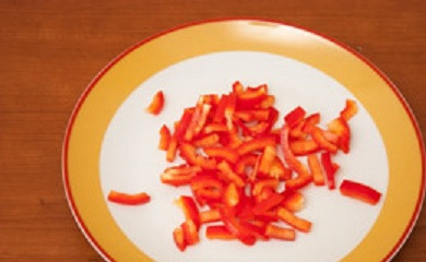 1. Этап. Салат-коктейль с ветчиной: 3. Сладкий перец вымыть, обсушить и очистить от хвостика и семян. Нарезать.