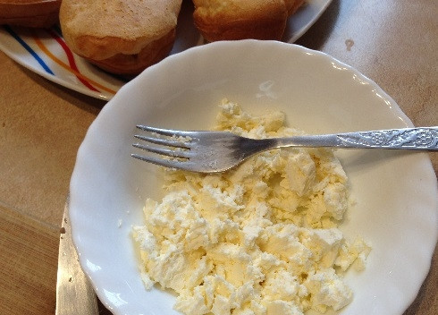 1. Этап. Поповеры с лососем и творогом: 7. Пока поповеры выпекаются, можно приготовить начинку. Творог разминаем.