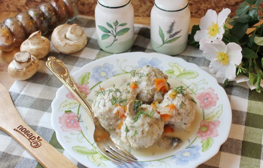 1. Этап. Гречаники с грибным соусом: Гречаники в грибном соусе готовы. Подавайте на обед или ужин в горячем виде.