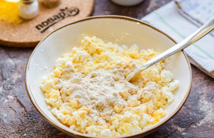 1. Этап. Сырники с гречневой мукой: Перемешайте творог и яйцо, добавьте гречневую муку.