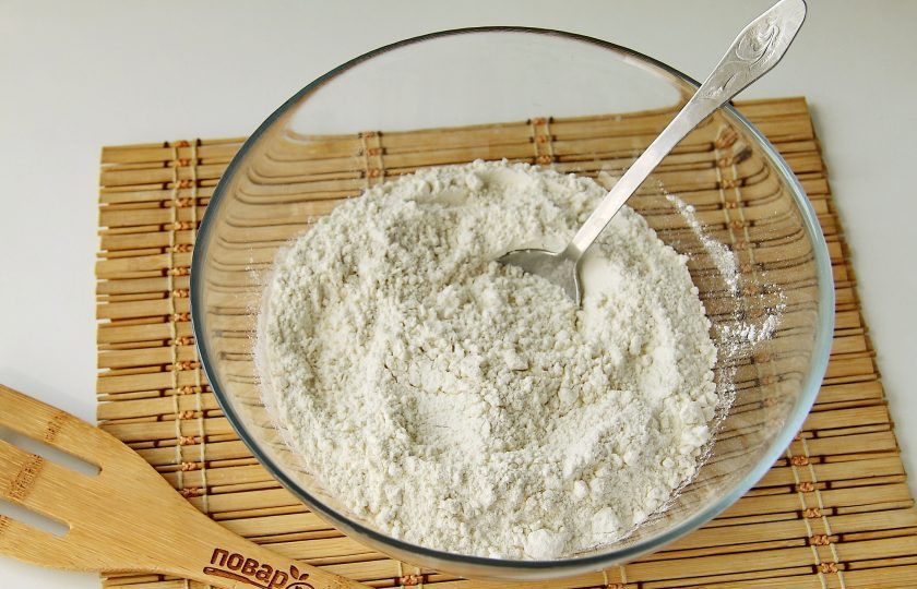 1. Этап. Маньтоу: В глубокую миску насыпьте муку.