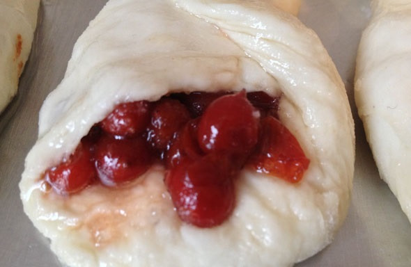 1. Этап. Пирожки с клюквой: 5. Можно оставить бока не залепленными или полностью защипить края (в таком случае сделать пару небольших отверстий сверху, чтобы выходил пар).