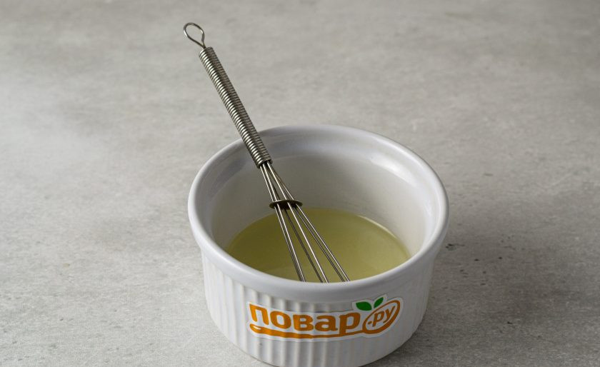 1. Этап. Салат из авокадо с грушей и сыром: Для заправки смешайте оливковое масло с лимонным соком и белым винным уксусом.