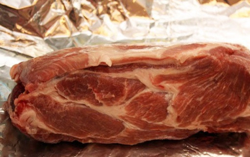 1. Этап. Шейка в духовке в фольге: 1. Рецепт приготовления шейки в духовке в фольге начинается с подготовки мяса. Свинину необходимо вымыть, как следует просушить и выложить на лист фольги. Удалить лишние пленки или крупные кусочки жира по желанию. Так как шея довольно жирное мясо, добавлять растительное масло при приготовлении не нужно.