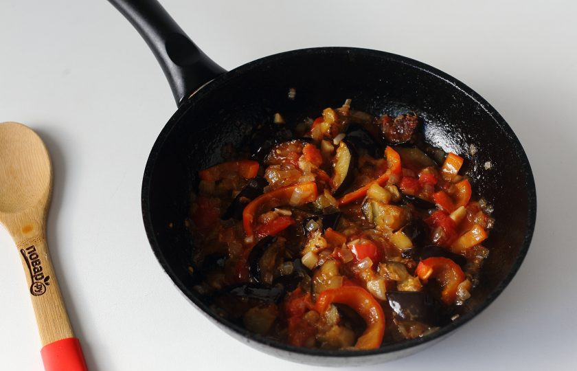 1. Этап. Гречка по-бакински: Обжарьте все вместе еще около 3 минут, после чего добавьте нарезанные кубиками помидоры, предварительно сняв с них шкурку и соль по вкусу. Готовьте все еще около 5 минут.