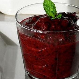 Витаминный напиток из свеклы, моркови и черники