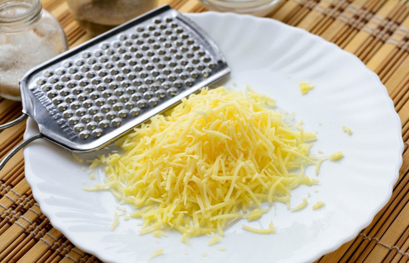 1. Этап. Грузинский салат с колбасой и помидорами: Сыр натрите на терке.