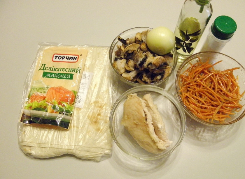 1. Этап. Новогодний рулет из лаваша: Приготовьте продуты для рулета. Отварите кусочек куриного филе, если филе не большое, то можно целое. Грибы подойдут и свежие, и замороженные. Очистите лук от кожуры. Приступим.