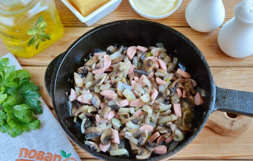 1. Этап. Сардельки, фаршированные сыром и грибами: Добавьте кусочки сарделек к грибами и протушите все минутку. Начинка готова.