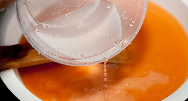 1. Этап. Мясо в кляре по-китайски: 11. Осталось добавить уксус по вкусу и снять соус с огня. При желании дополнить в рецепт приготовления мяса в кляре по-китайски можно использовать также овощи или любимые специи.