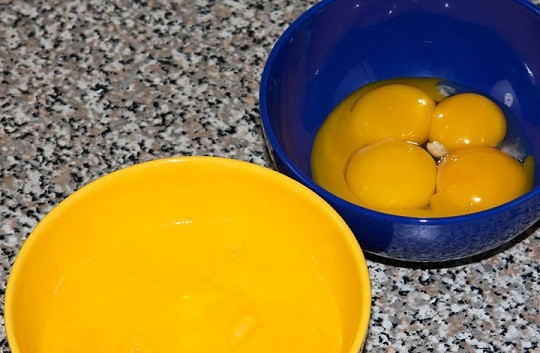 1. Этап. Легкий бисквит: 1. Первым делом отделите белки от желтков.