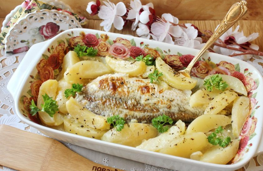 1. Этап. Лещ в духовке с картофелем: Лещ запеченный с картофелем в духовке готов. Подавайте к столу в горячем виде с овощами и соленьями.