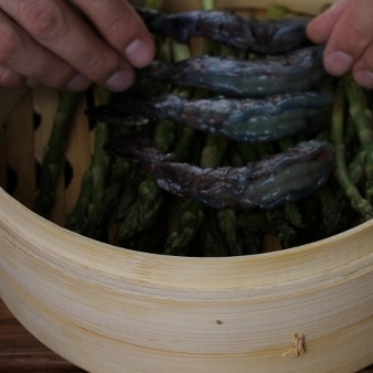 1. Этап. Креветки со спаржей: Поверх спаржи укладываем очищенные креветки.