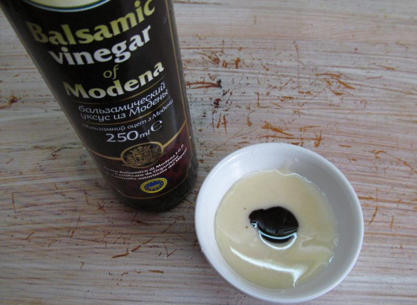 1. Этап. Салат из клубники и черешни: Теперь соус-заправку. Смешать сгущенное молоко с бальзамическим уксусом.