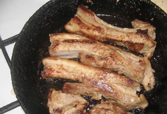 1. Этап. Ребрышки в медово-соевом соусе: Рёбрышки обжариваем на раскалённой без масла сковороде. Жарим до золотистой корочки, но не до полной готовности.