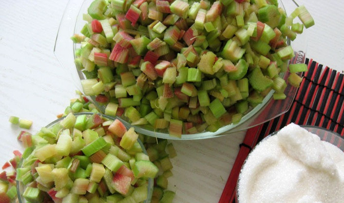 1. Этап. Варенье из ревеня с лимоном: Отмеряем необходимое количество сахара.