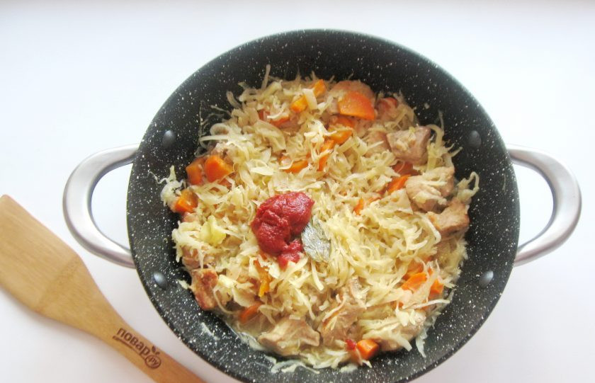 1. Этап. Солянка по-польски: Тушите капусту с мясом под крышкой до мягкости 10-15 минут. После добавьте соль, перец черный молотый, лавровый лист и томатную пасту.