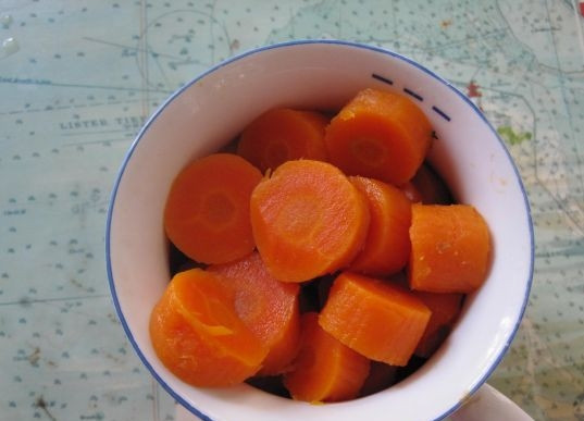 1. Этап. Морковное суфле: Готовую морковь очистите и нарежьте. Затем измельчите её в блендере вместе с рикоттой.