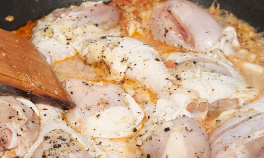 1. Этап. Жареные куриные ножки на сковороде: Помидоры дадут сок. Тушите овощи около 10 минут. Затем выложите к ним куриные ножки вместе с маринадом. Когда маринад закипит, убавьте огонь до среднего, налейте немного воды (пол стакана) и накройте крышкой. Пусть куриные ножки тушатся около 10 минут. До полной готовности.