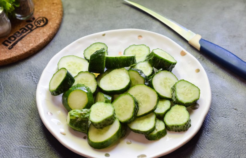 1. Этап. Огурцы кружочками на зиму: Спустя время обрежьте у огурцов кончики с обеих сторон. Нарежьте огурцы кружочками.