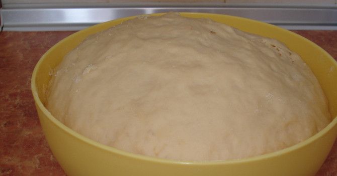 1. Этап. Пирожки с горохом в духовке: 3. Я сажала его два раза и на третий раз раскидала небольшими шариками. Тем временем, пока подходило тесто, приготовила гороховое пюре.