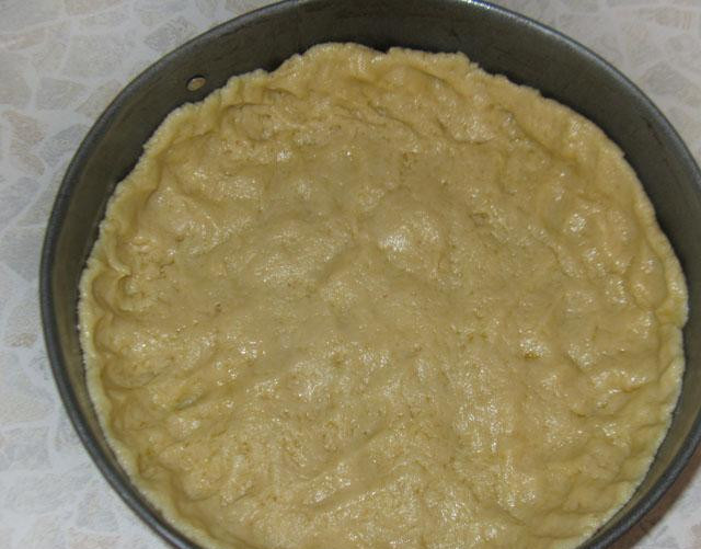 1. Этап. Пирог с крыжовником: В смазанную маслом форму выкладываем тесто.