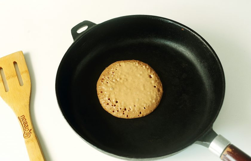 1. Этап. Кофейные панкейки: Прогрейте сковороду, маслом не смазываем. Аккуратно вылейте столовой ложкой тесто.