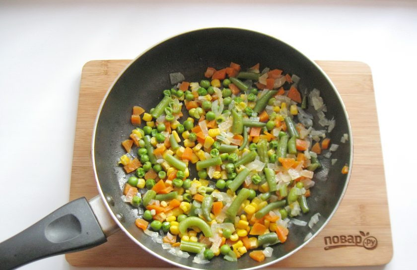 1. Этап. Рис с кукурузой и фасолью: Овощи посолите по вкусу, налейте 2-3 столовые ложки воды и тушите под крышкой 10 минут.