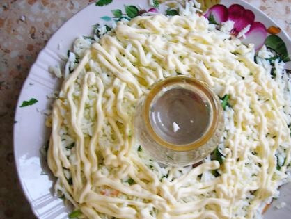 1. Этап. Салат Браслет: 6. Сваренные вкрутую яйца остудить и очистить. Отделить белки от желтков. Белки натереть на средней терке. Выложить следующим слоем и смазать майонезом. Можно подсолить и поперчить по вкусу.