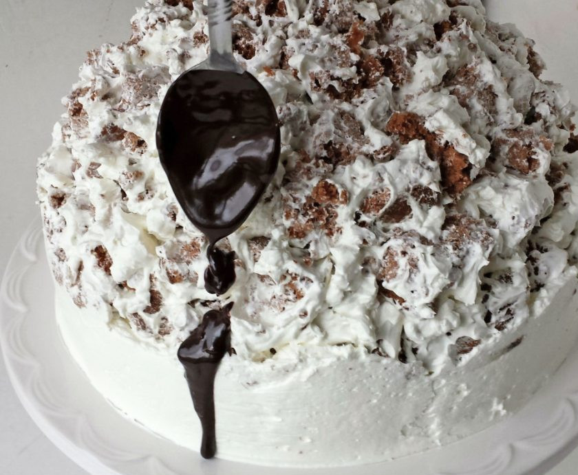 1. Этап. Бисквитный торт Графские развалины: 22. Обычной ложкой поливаю торт шоколадом, делаю полоски (круги или хаотично).