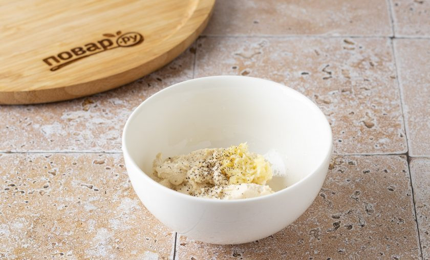 1. Этап. Брускетта с вялеными помидорами: Творожный сыр смешайте с солью, черными молотым перцем, лимонным соком и измельченным зубчиком чеснока.