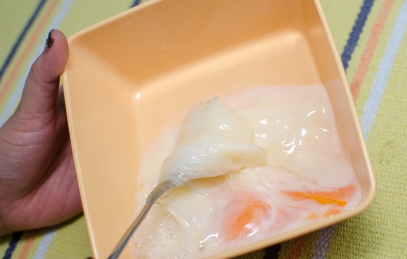 1. Этап. Простой омлет: Взбейте вилкой или венчиком. Посолите.