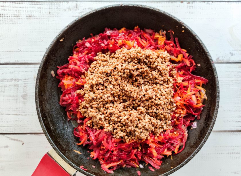 1. Этап. Гречка со свеклой и морковью: Гречку хорошо промойте несколько раз и высыпьте к овощам.