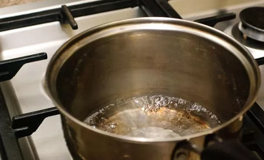 1. Этап. Каша из геркулеса на воде: 2. После закипания добавьте щепотку соли в воду и всыпьте крупу.