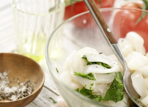 1. Этап. Салат из кальмаров классический: Теперь займитесь кальмаром. Если он замороженный, то отварите его 2 минуты в кипятке. Потом остудите, очистите, нарежьте кольцами. Отправьте кольца в маринад на 45 минут.