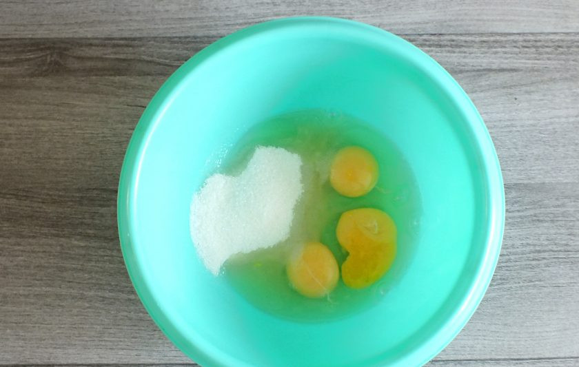 1. Этап. Лимонный кекс с мятой: В просторной чаше соедините яйца, лимонный сок и сахар. Взбейте миксером в пышную массу.