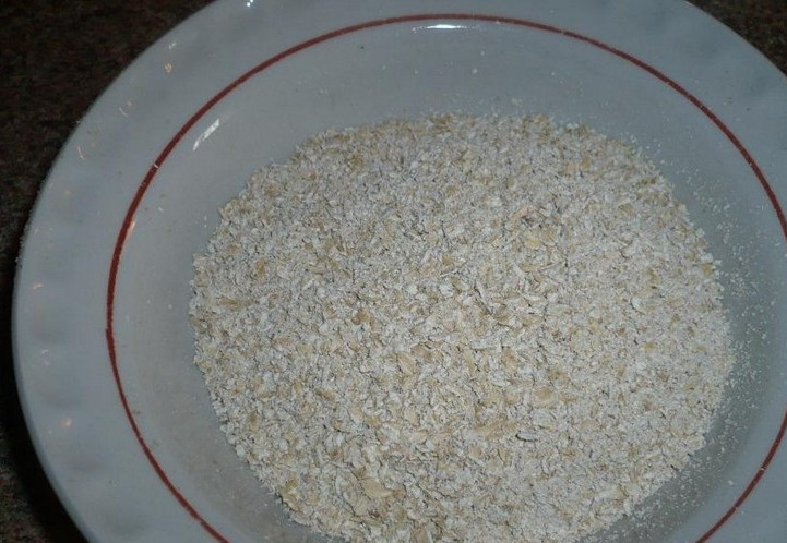 1. Этап. Овсяное печенье с творогом и бананом: Хлопья измельчите (удобно это делать при помощи кофемолки или блендера), добавьте к ним просеянную муку с разрыхлителем. Всё перемешайте.