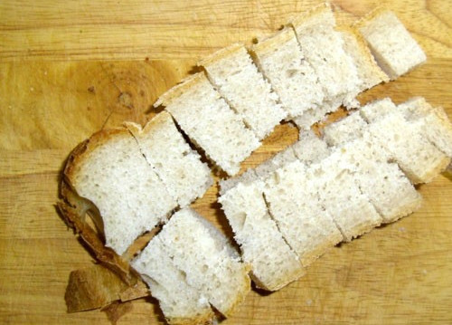 1. Этап. Сухарики в духовке: Нарезаем каждый кусочек хлеба вдоль и поперек, у меня получились небольшие кубики.