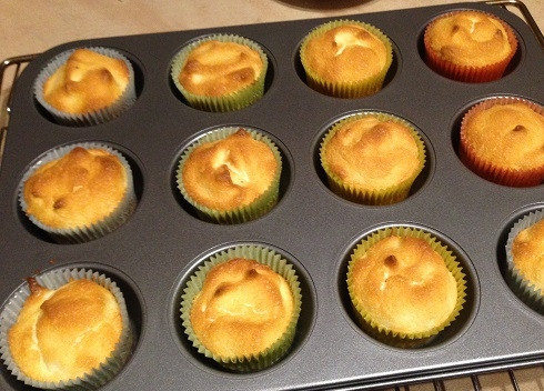 1. Этап. Ангельский капкейк: 6. И выпекаем в разогретой духовке минут 20-25. Готовность проверяем деревянной зубочисткой. Затем еще минут 5-10 подержим в духовке при открытой дверце.