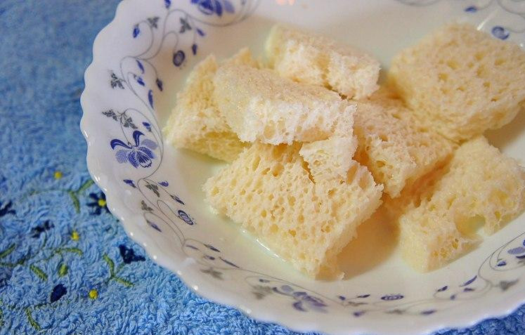 1. Этап. Рыбное суфле: Сперва удаляем все корочки от белого хлеба и замачиваем хлеб в молоке где-то на 8-10 минут.