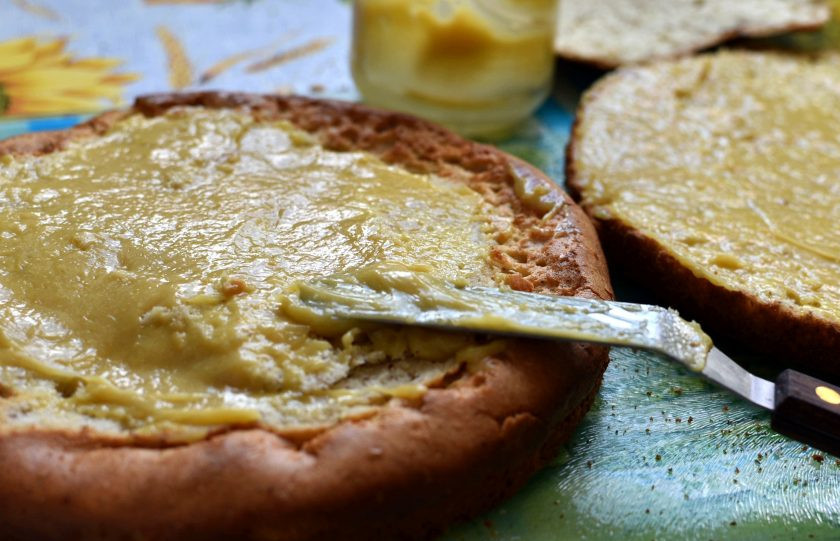 1. Этап. Бисквит на сгущенном молоке с миндальной мукой: Разрежьте на три коржа, смажьте сначала лимонным курдом.