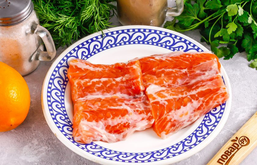 1. Этап. Засолка красной рыбы с лимоном: Мякоть нарежьте порционными кусочками или оставьте так. Чем меньше нарезка, тем быстрее она просолится.