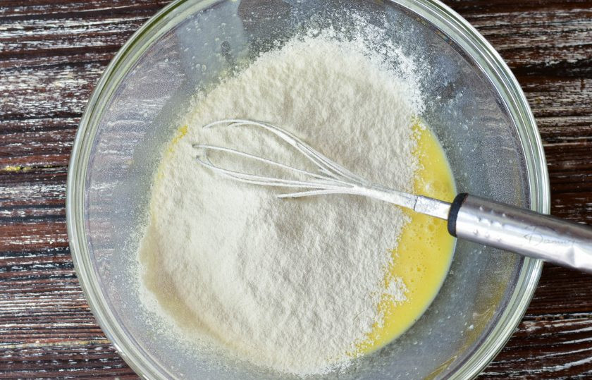 1. Этап. Норвежские вафли: Очень хорошо перемешайте все ингредиенты, а затем добавьте разрыхлитель и муку.