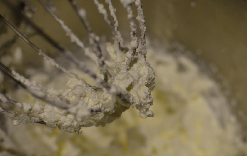 1. Этап. Малиновый торт: Сливки взбить.