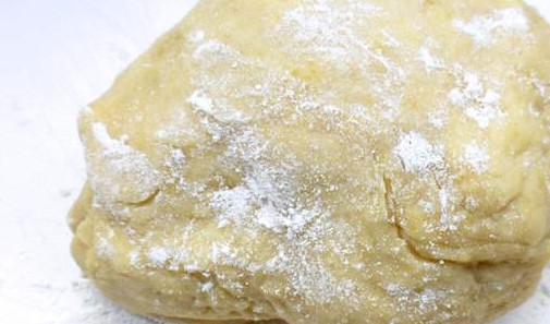 1. Этап. Быстрый пирог с бананами: 4. По мере необходимости подсыпайте муку, чтобы замесить однородное и мягкое тесто. Уберите его в холодильник на несколько минут.