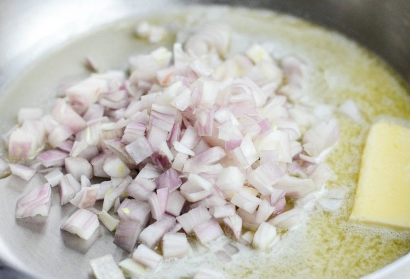1. Этап. Картофель со сметаной и сыром: 2. В это же время в глубокой сковороде разогрейте масло. Выложите в него мелко нашинкованный лук.