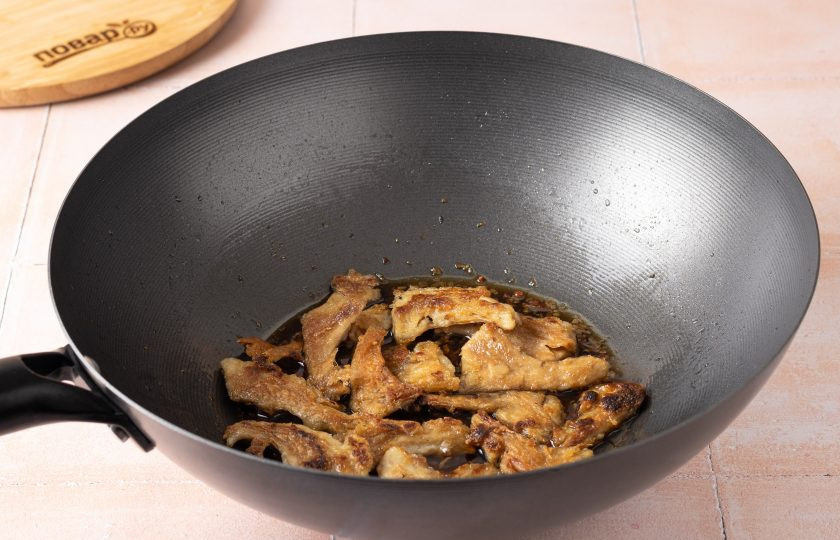 1. Этап. Соевое мясо в воке: Добавьте соевые кусочки. Жарьте, пока они полностью не впитают в себя соус.