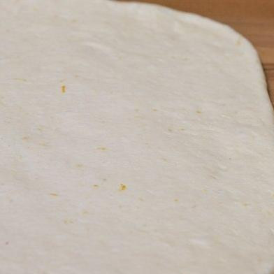 1. Этап. Булочки с джемом: Тесто поднимется примерно вдвое. Достаем его из миски и раскатываем в пласт толщиной примерно 1 см.